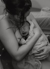 Julia Gnan Fotografin aus Weiden in der Oberpfalz bietet online Galerien für Geburten, Entbindungen an