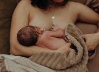 Julia Gnan Fotografin aus Weiden in der Oberpfalz bietet digitale Geburtsreportagen für Frauen an